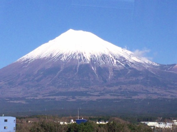 富士山は力強さと華麗さの象徴